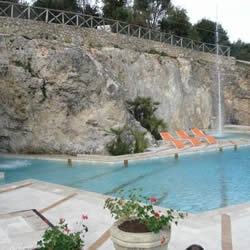 Piscina in marmo bianco